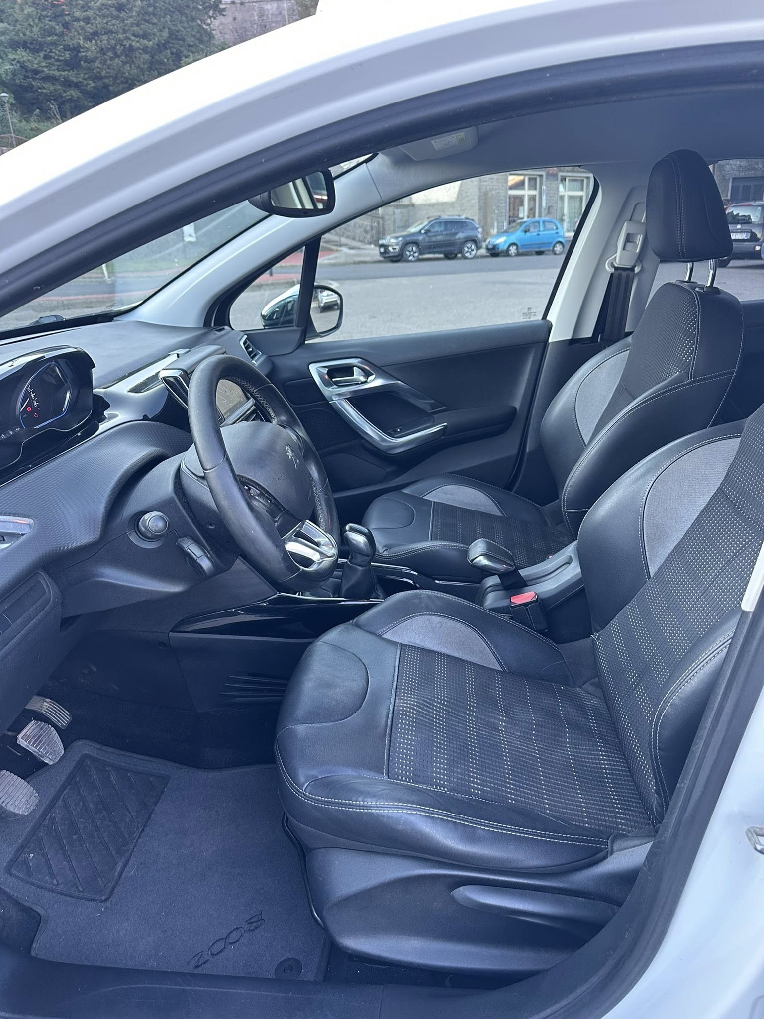 PEUGEOT 2008 1.6 HDI BLACK MATT